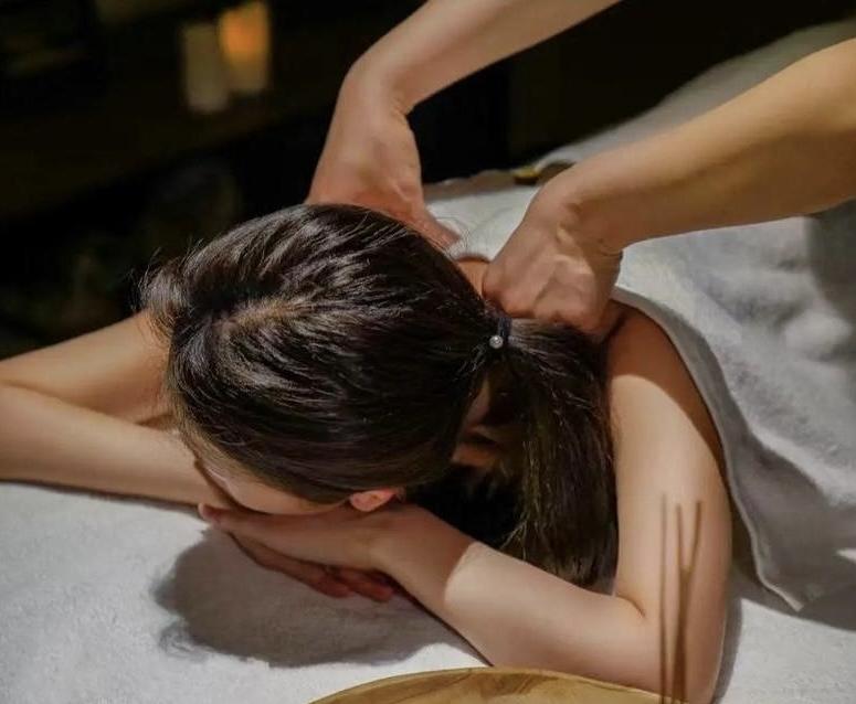 湖南长沙，女子在美容院做SPA，她一丝不挂趴在床上，身上只盖了条小毛巾，谁料，店