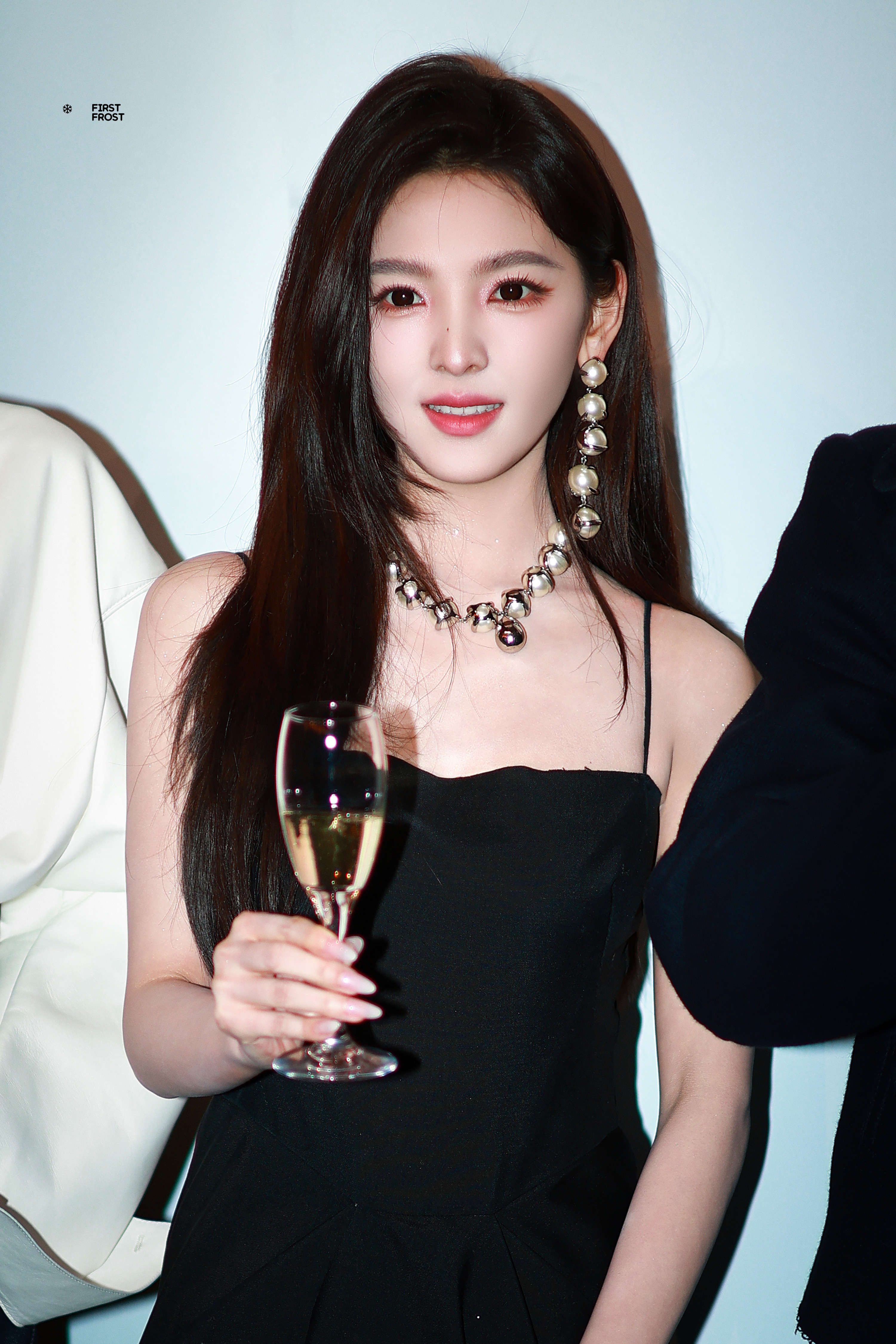 章若楠✨黑色吊带剪裁衬得肩颈线条又细又舒展，再配上珍珠配饰，清冷感里又多了几