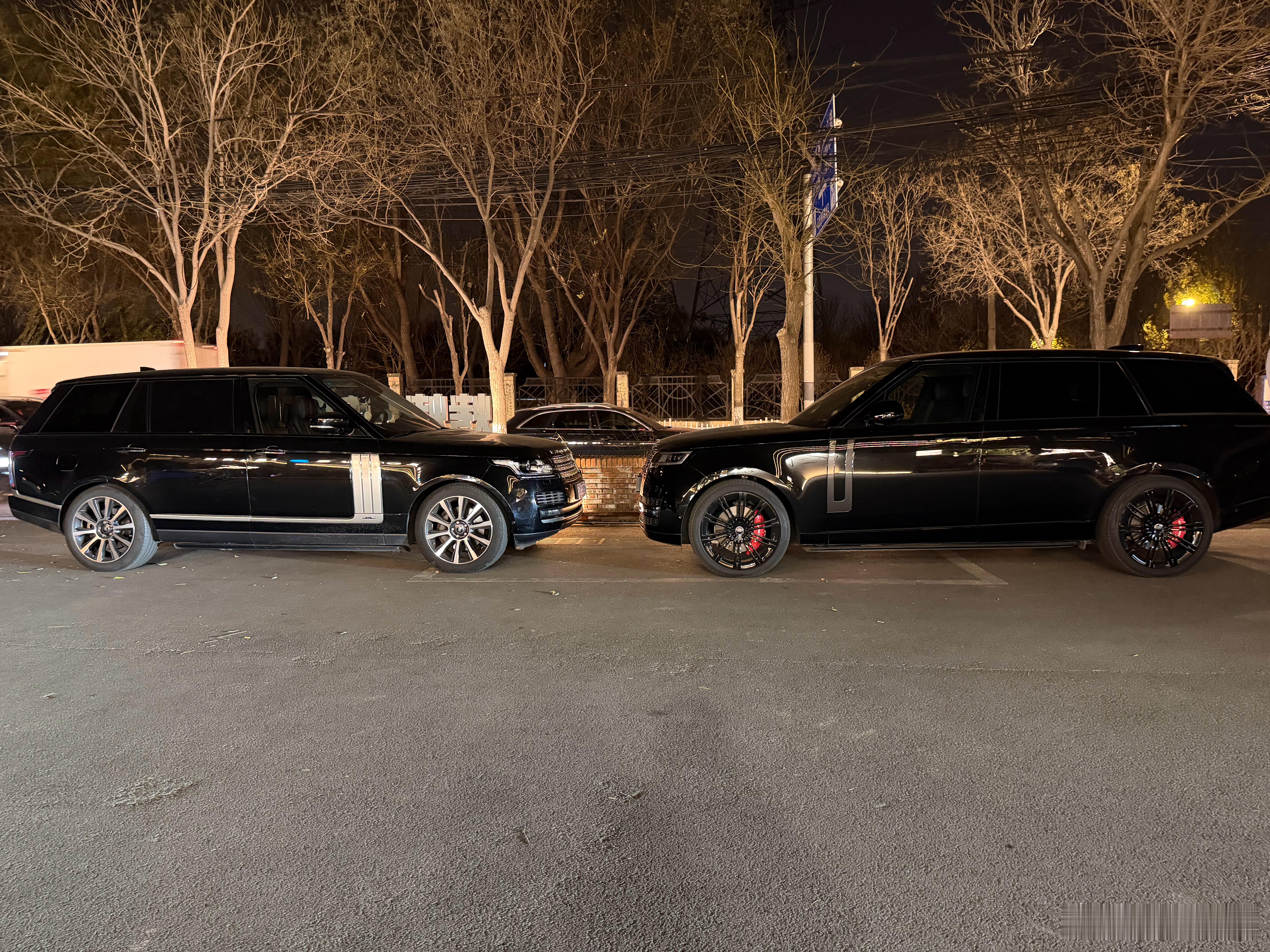 两代大揽胜新的优雅，老的霸气宽敞的停车场里俩车就要头对头不知道这俩车主认不认识谁