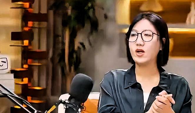我看到“易立竞没上过大学”的时候，愣了两秒。不是震惊。是一瞬间脑子里翻出了她