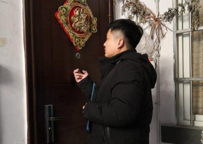 浙江桐庐，男子喝了酒回家，但女友反锁了房门，不让他进去，他敲了好久的门，女友都没