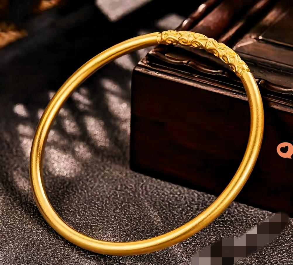 今天金价还没开盘，黄金圈因为增值税已经乱成一锅粥了！建行还挂着919元，领风