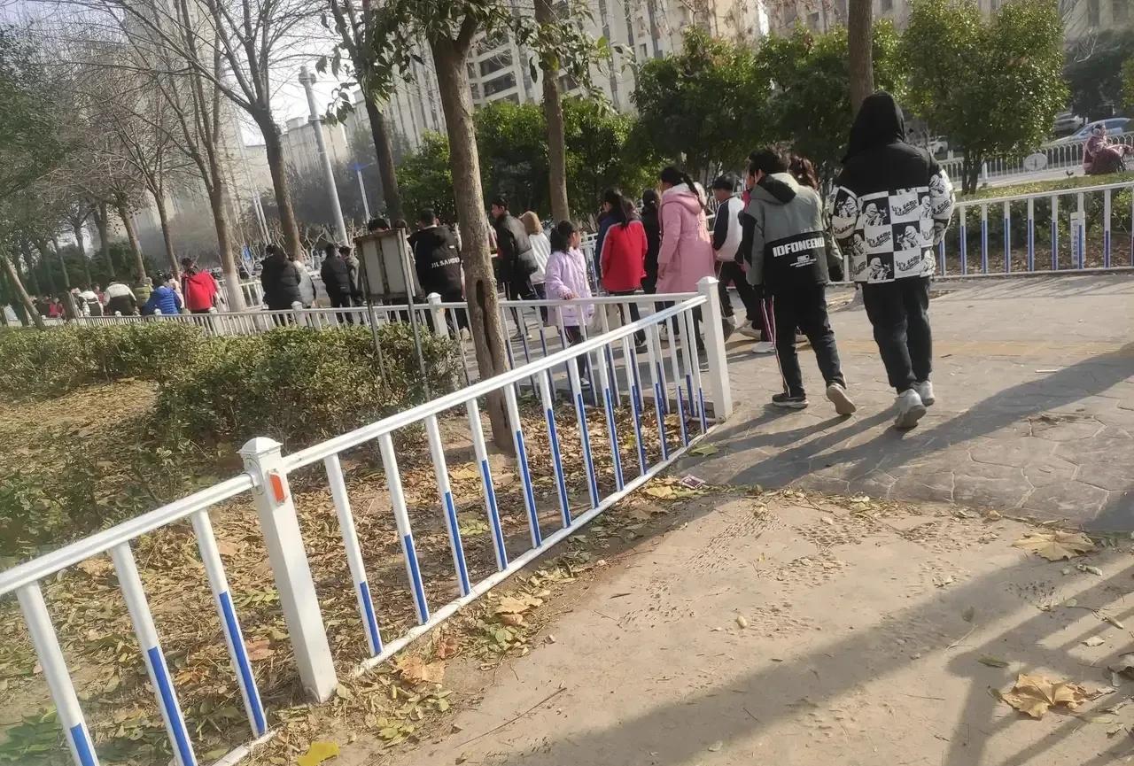 前几天小学校门口接闺女的时候，一名女生家长的行为太炸裂了，让所有家长和学生目瞪口