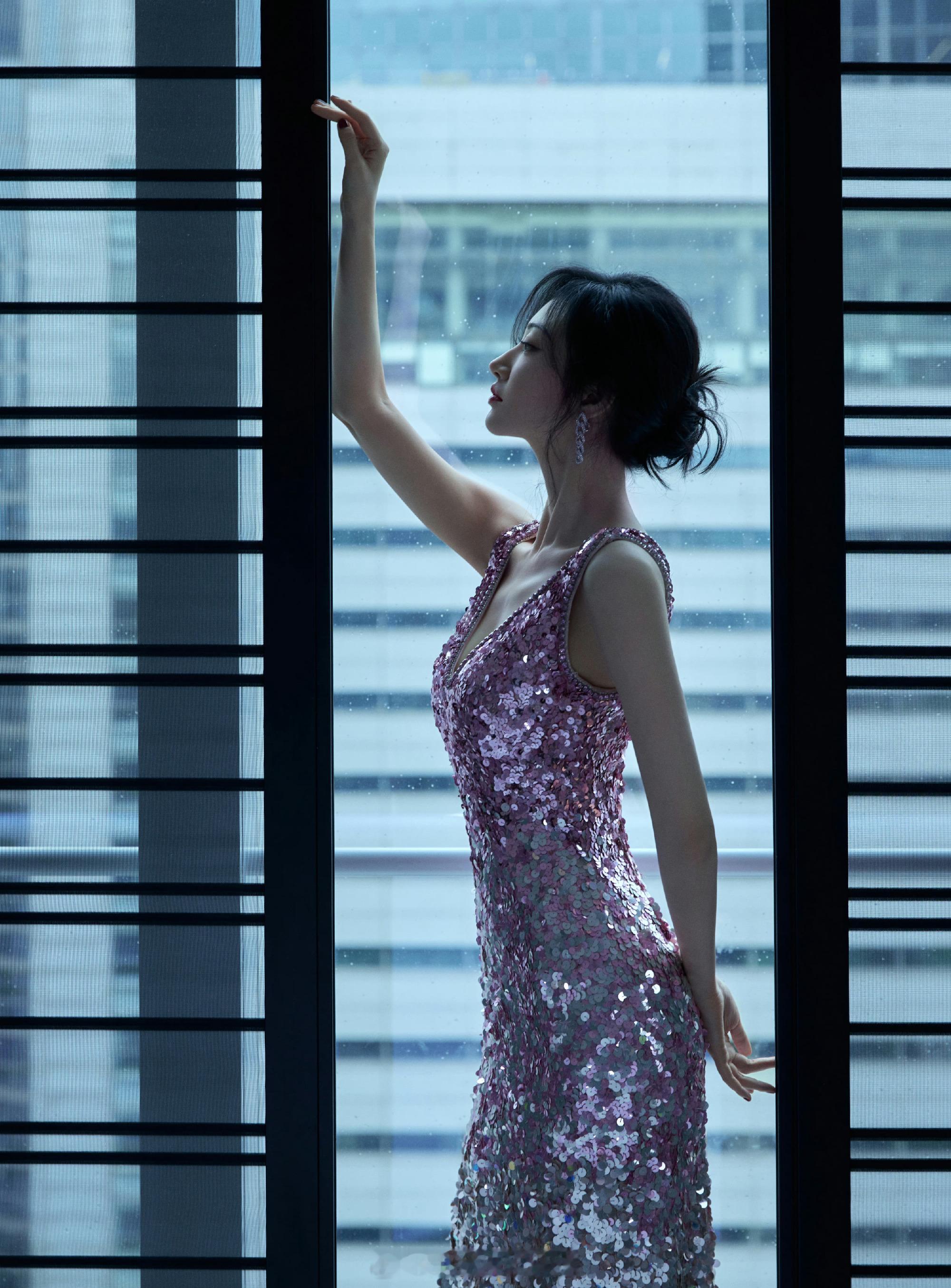 景甜的一组粉色吊带写真大片