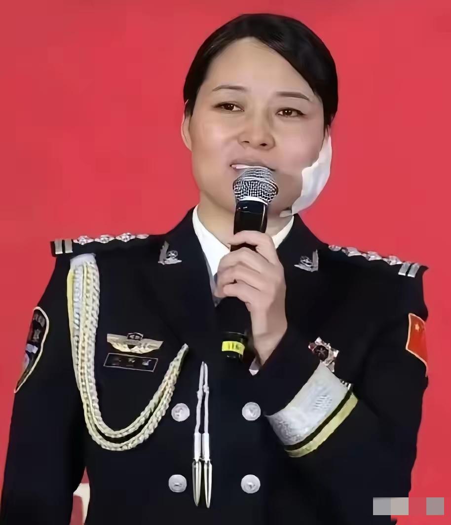“一级英模”最美女警王妙丽，不愧是司法战线的英雄代表！面对持刀歹徒，她没有