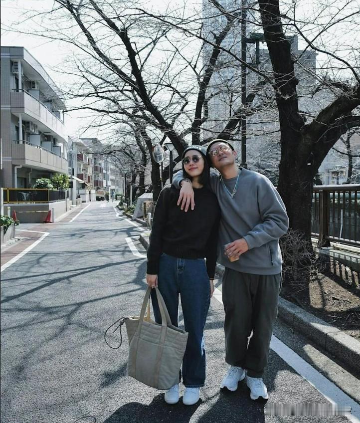 我一朋友特纳闷余文乐离婚。觉得俩人都开千万豪车回旧宅，肯定有猫腻。但今天看明白这操作了，真不是复婚。