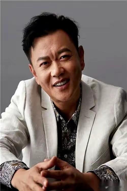 老板不管公司业务还猛涨？身家上亿的冯嘉怡给出了一个扎心答案。有人问他，你一个