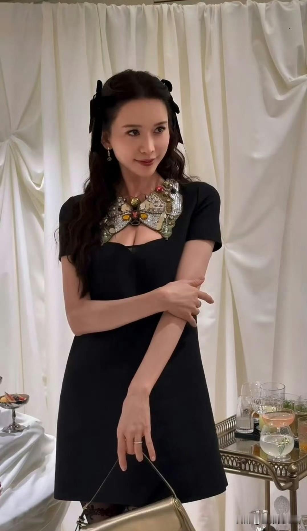 林志玲现在越来越让人看不透了明明走了一辈子的御姐风格，而且很成功成为亿万宅男的