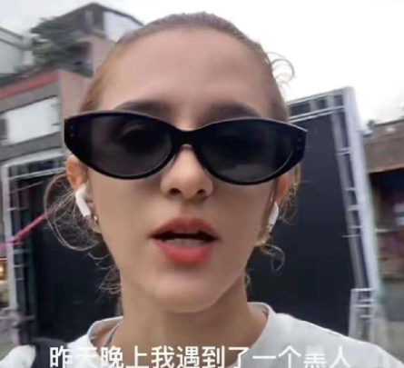 一个白人女孩发视频说：“我遇到一个黑人，他加了我微信，然后不停给我发消息，我看了