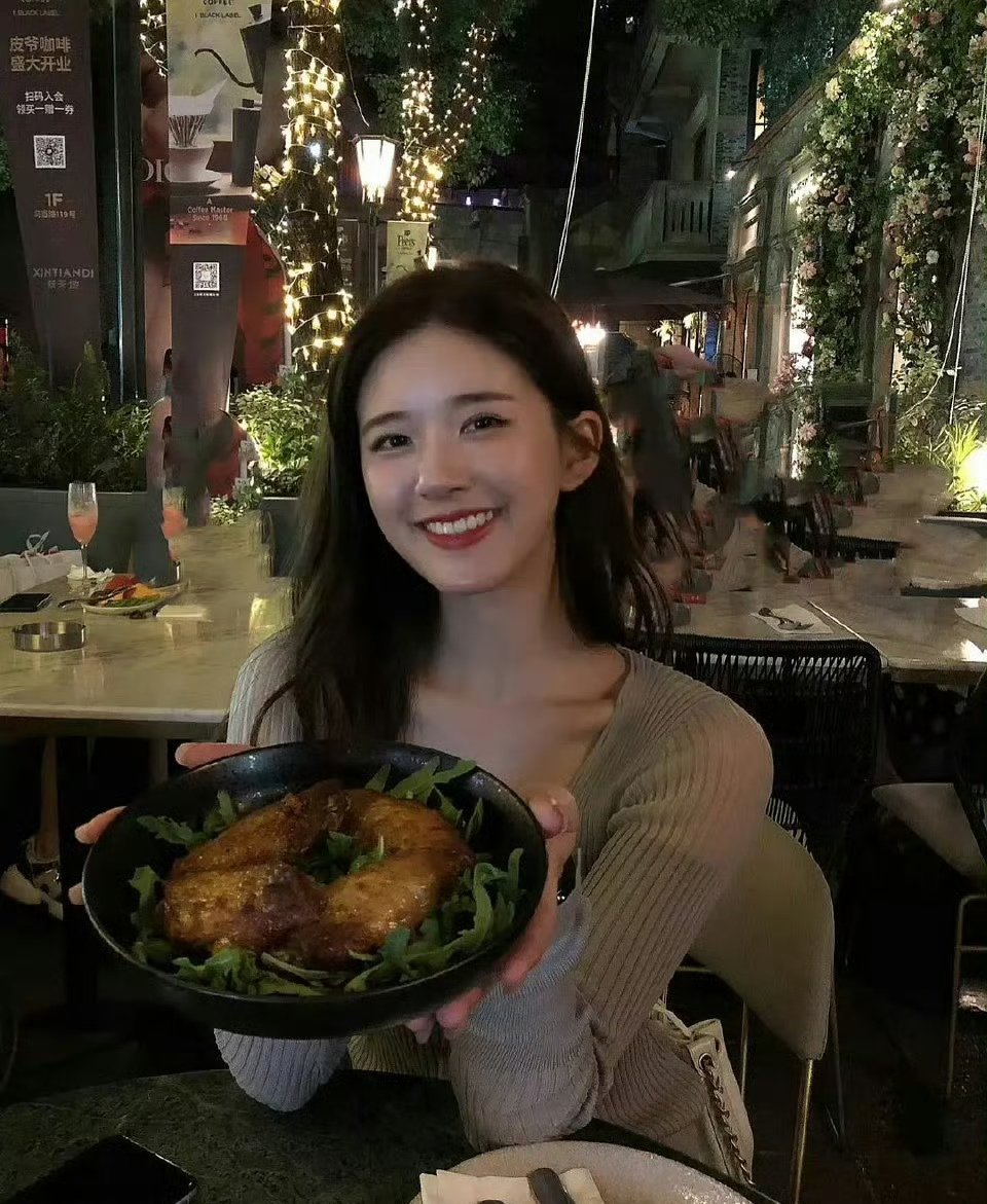 卢昱晓和赵露思同款照片，谁更漂亮？