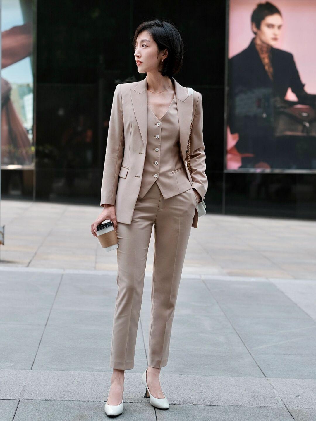 女款西装怎么搭配才好看?一、核心搭配原则（万能公式）无论什么风格，记住这