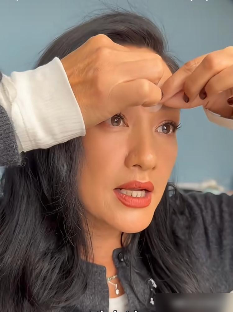 你敢信？54岁的瞿颖，体脂率攥在18%，反手球速飙到80公里，还在清麦当起了后妈