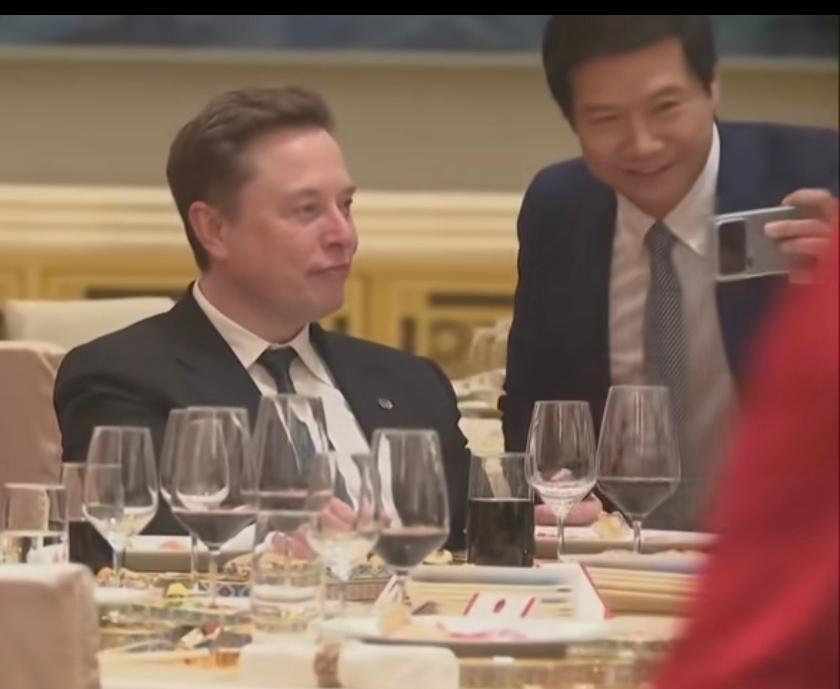 这个画面太有意思了，雷军被邀请参加国宴时瞬间化身成了马斯克的小迷弟。马斯克本来笑