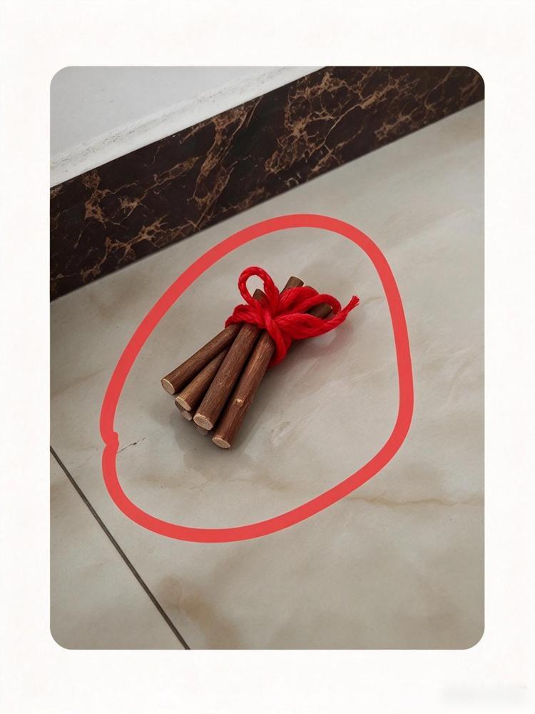 真的奉劝那些租房的，入住前一定要仔细检查床底！朋友租的房子，打扫时从床底翻出