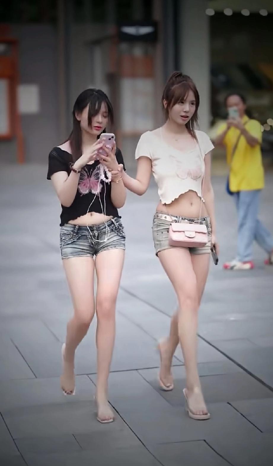 作为一个男人，不许撒谎，要说实话，如果选一个做你女朋友，你会选谁？左边黑衣小