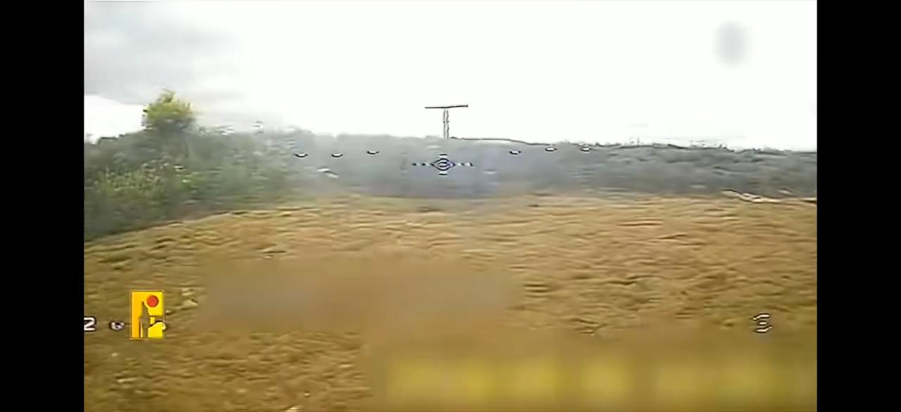 以军一台通信方舱被黎巴嫩真主党的FPV摧毁。这么明显的位置，又没有任何防护和掩护