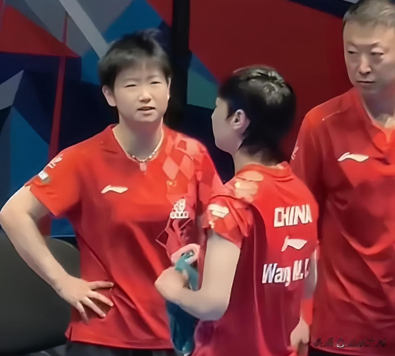 国乒破防名场面！孙颖莎临场点拨王曼昱，格局打脸无数职场内耗看到国乒这一幕，