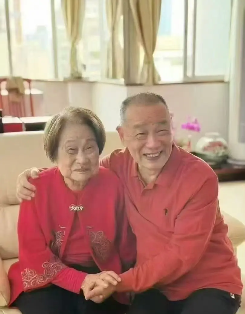 厦门远华走私案被捕入狱的原厦门海关关长杨前线，昨天下午25年刑满释放，回家与母亲
