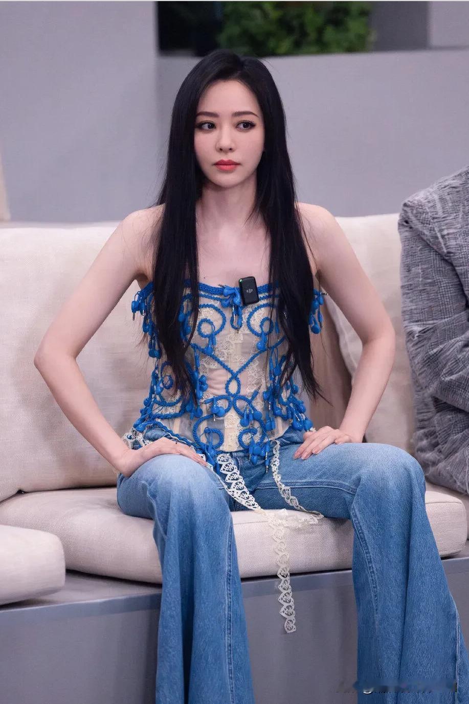她是华语乐坛最受欢迎的女歌手之一，曾因演唱会上逼婚被嘲，后来离婚被骗走6亿身家，