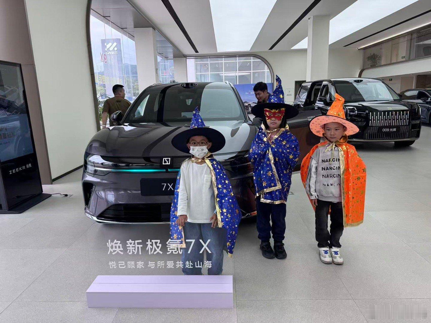 极氪7X预售的首个周末，极氪门店几乎被家庭用户挤满了。孩子们围着后排电动智慧屏看