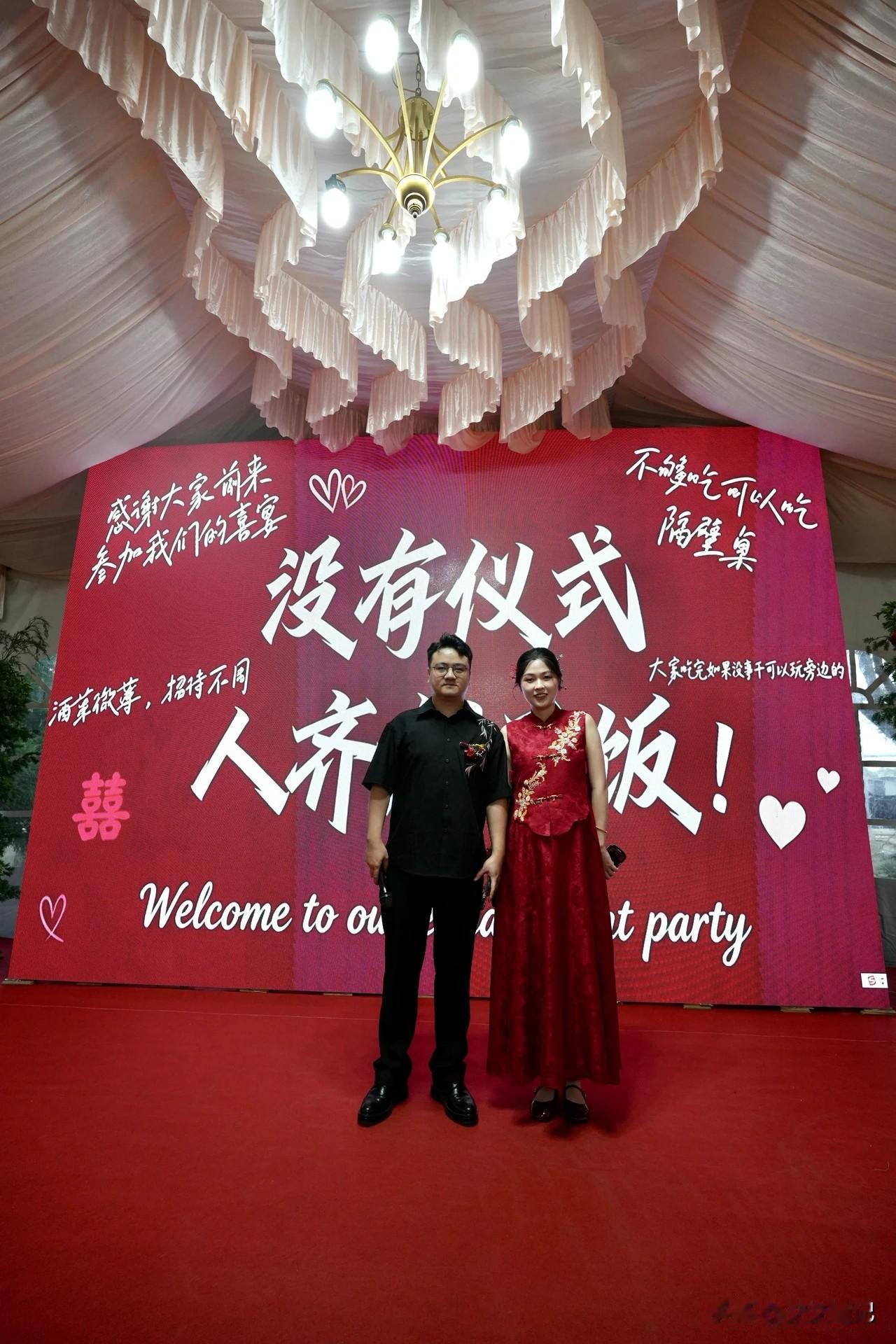 这婚礼我头回见。小朱，宁波鄞州咸祥人。小王，台州人。俩人在上海打工。今年9月，