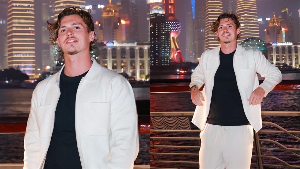 英国游客狂踩上海美食，反被全球网友怼到哑口无言一个英国佬，在上海旅游后，发