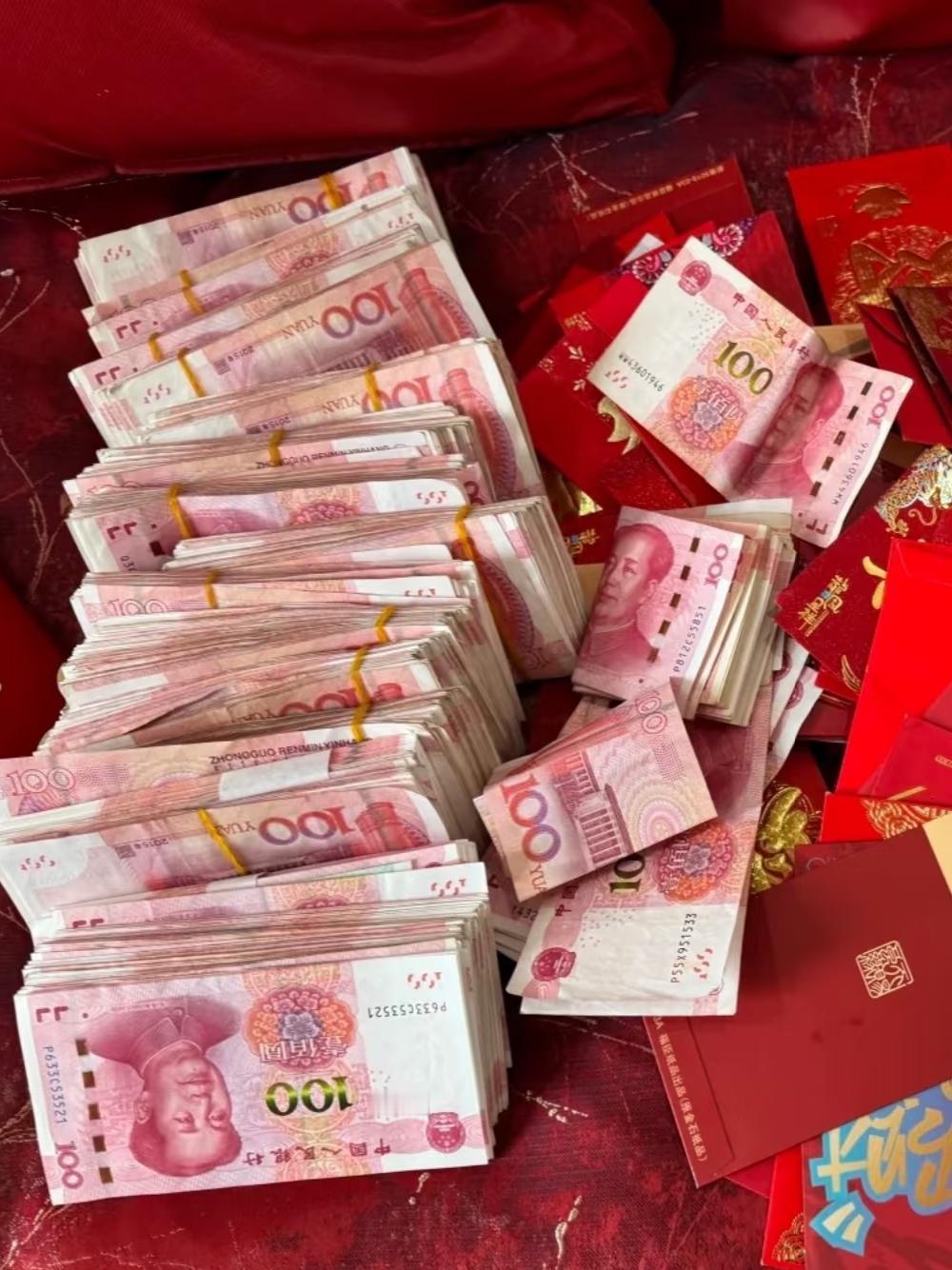 今天去同事婚礼，算是见识到啥叫把“人情世故”玩到骨子里了！她姑姑礼账上明明白