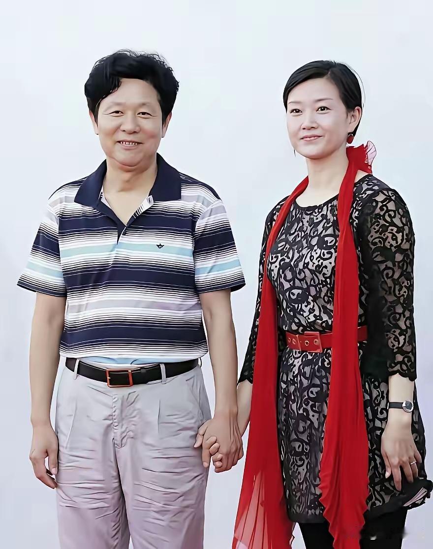 歌唱家宋祖英与丈夫罗浩的合影。宋祖英舞台上展尽风流，《辣妹子》等歌曲飞遍大江南北