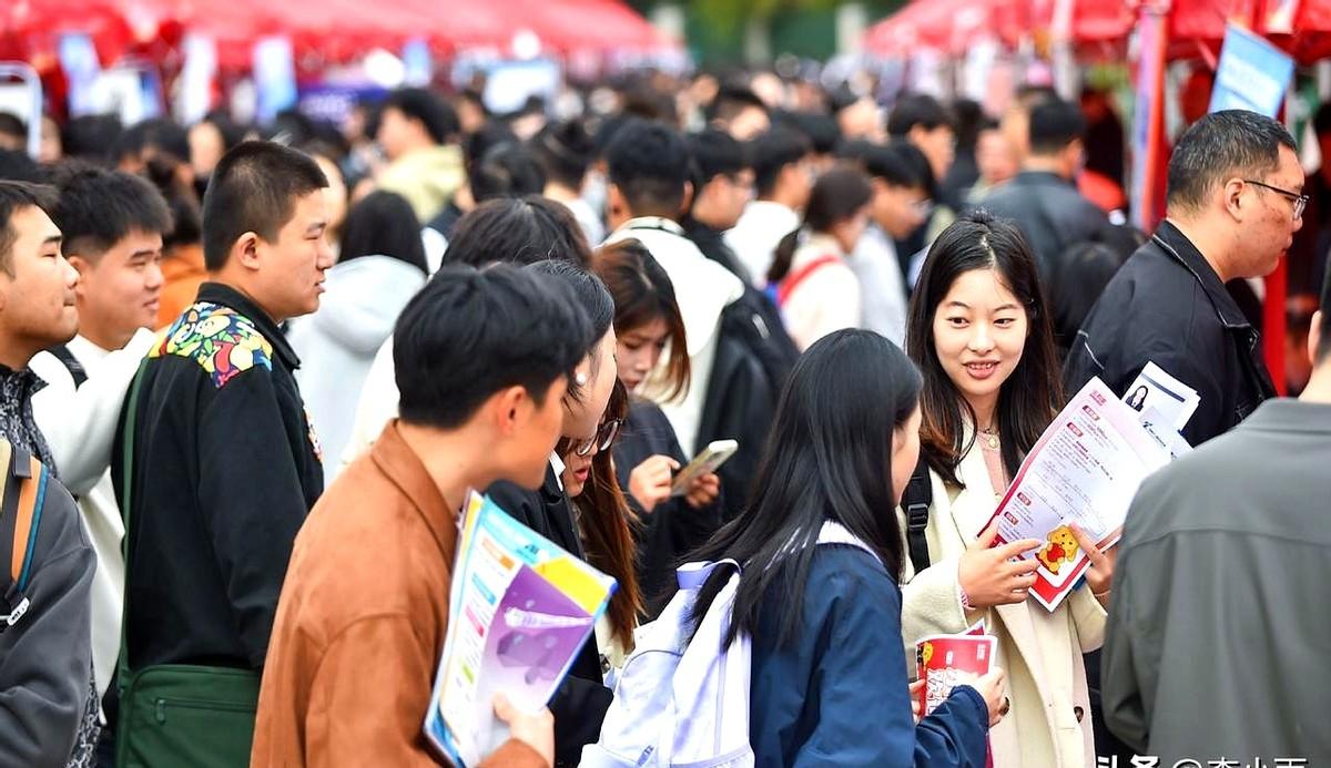 到底该不该复读呢？这孩子当初被网上考编难的消息吓住了，扭头就报了公费农科生，图