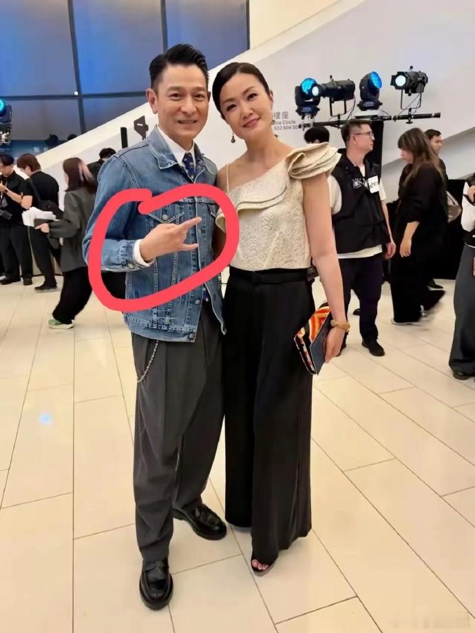 华人第一巨星华神刘德华老师拍照为什么总是比这样的手势，这到底是什么意思？