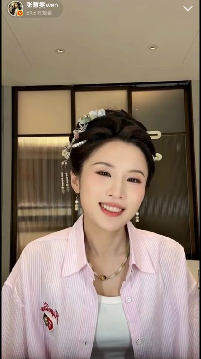 张慧雯直播一场轻松愉快的直播，张慧雯畅聊各种幕后小故事，性格直率又讨喜。