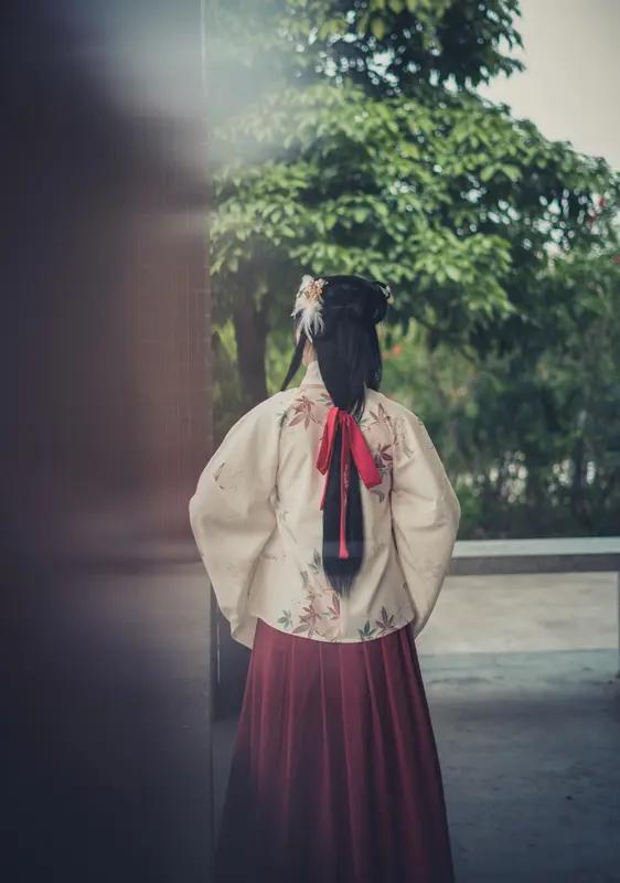 汉服，我超爱！它承载着千年的文化底蕴，每一针每一线都编织着古人的智慧与浪漫。就
