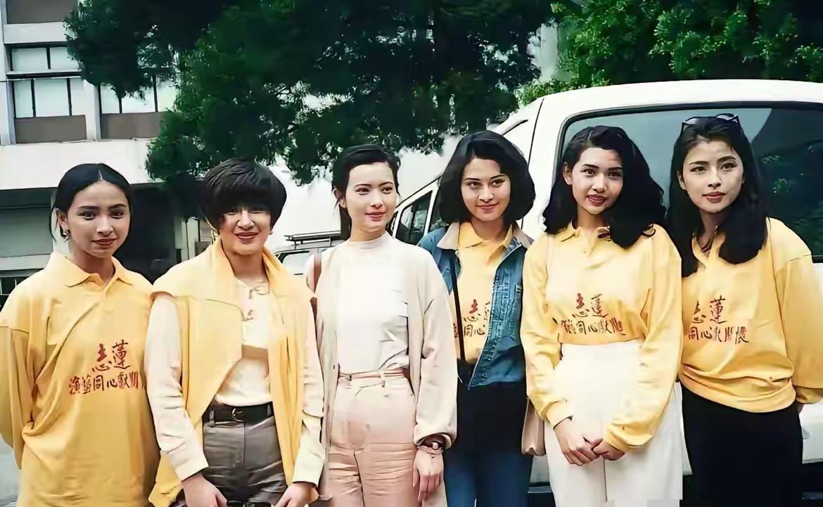 相信很多人第一眼，都被中间穿白衣服的女人给迷住了吧？要知道这张照片中所有的女人