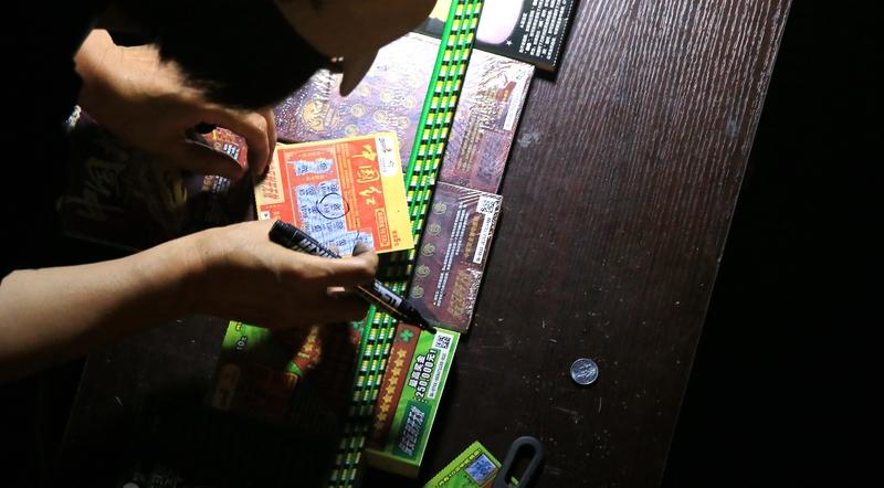 浙江金华一男子买刮刮乐中了10万大奖，本是天大的喜事，结果彩票店老板却以未付款为