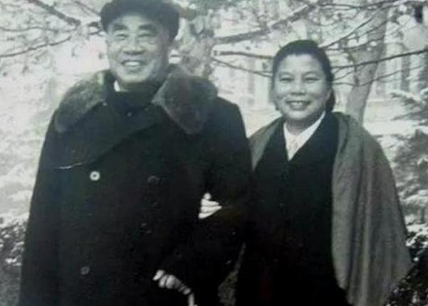 1934年春，红军即将开始长征时，朱德夫人康克清突然发现，原先在朱德身边担任贴身