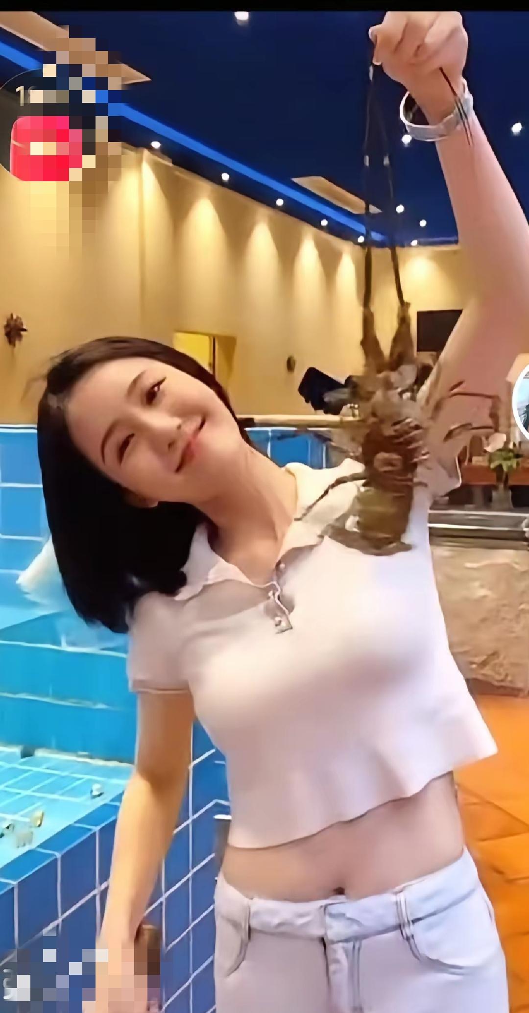 赖文峰的两段感情都很投入，峰哥在追女孩子方面舍得下血本！众所周知，当年赖文峰