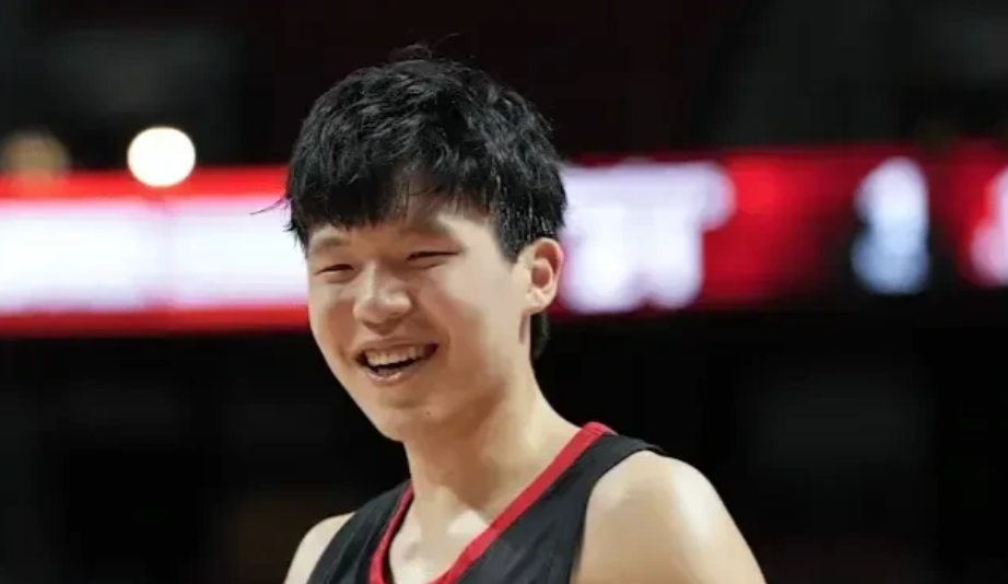 杨瀚森这波被压制看得人着急！高顺位对手面前露短板了杨瀚森这几个回合面对奎因