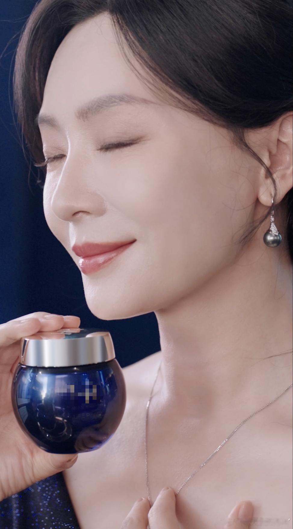 陈数状态陈数这晚宴造型和状态绝了～皮肤紧致透亮，身材管理绝了，关键那种云淡风轻