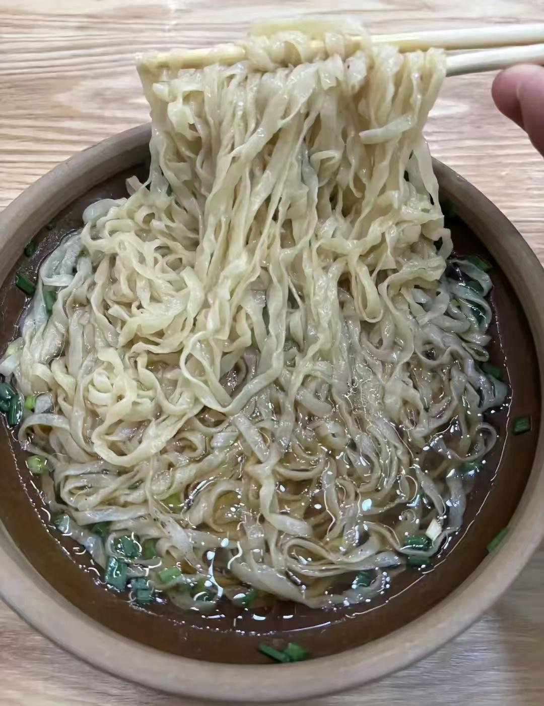 合肥哪里能吃到这种面？皖南池州青阳也有，手工小刀面，劲道爽滑，口感秒杀一切机器面