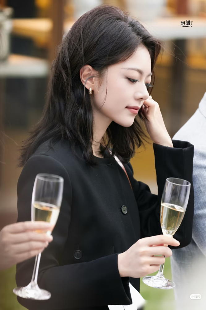 赵今麦在VOGUE红毯被骂惨了，生图眼袋重、黑眼圈明显，粉丝直接喊话换造型师。结果扒出来，她刚拍完《