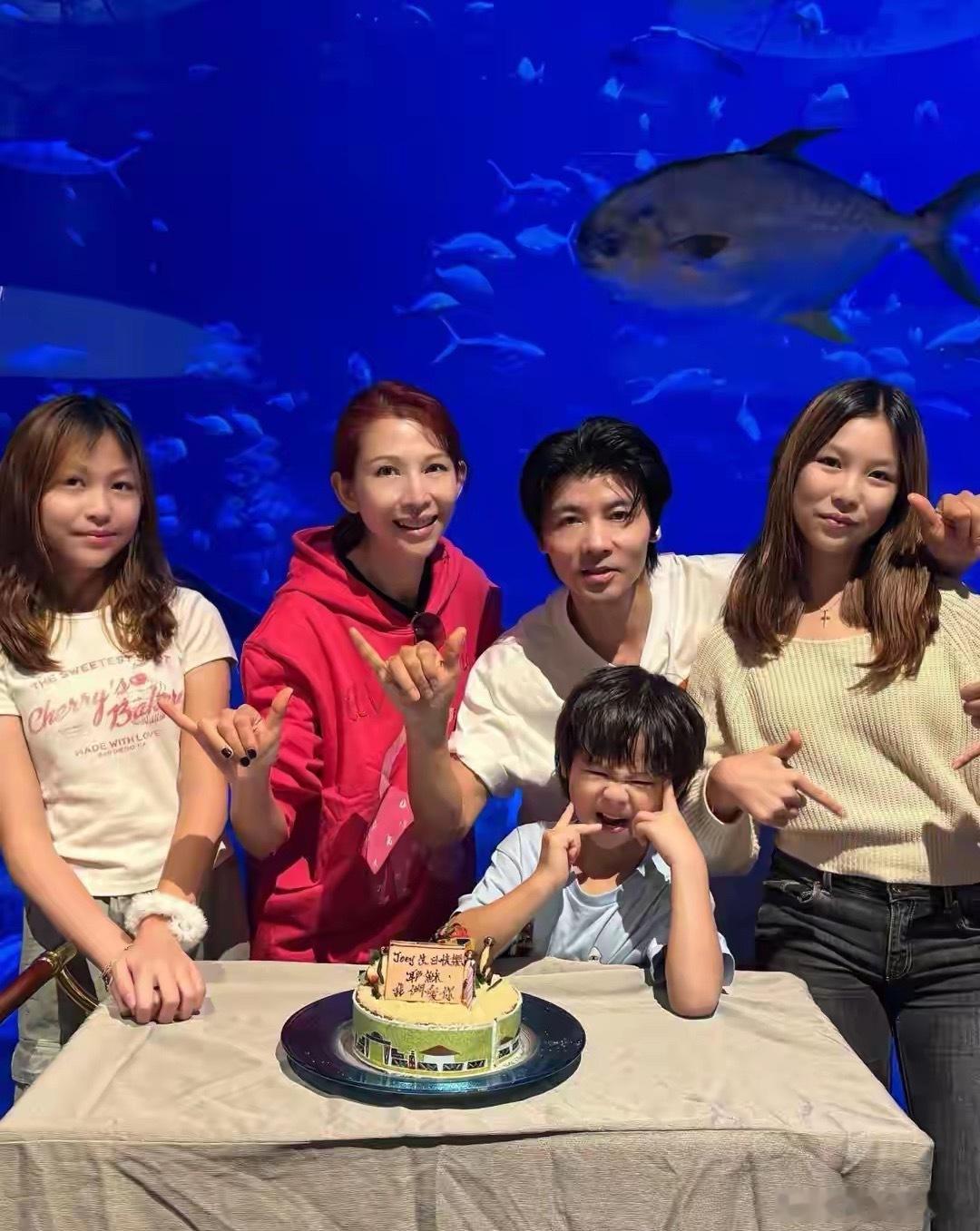 蔡少芬一家为儿子庆生，两女儿染黄发像双胞胎，6岁joey长相帅气！