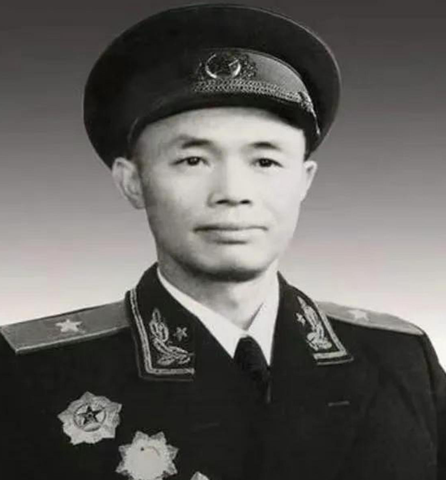 1984年，开国少将钟伟病重，黄克诚去医院看望他，问：“你在农村老家还有些什么亲