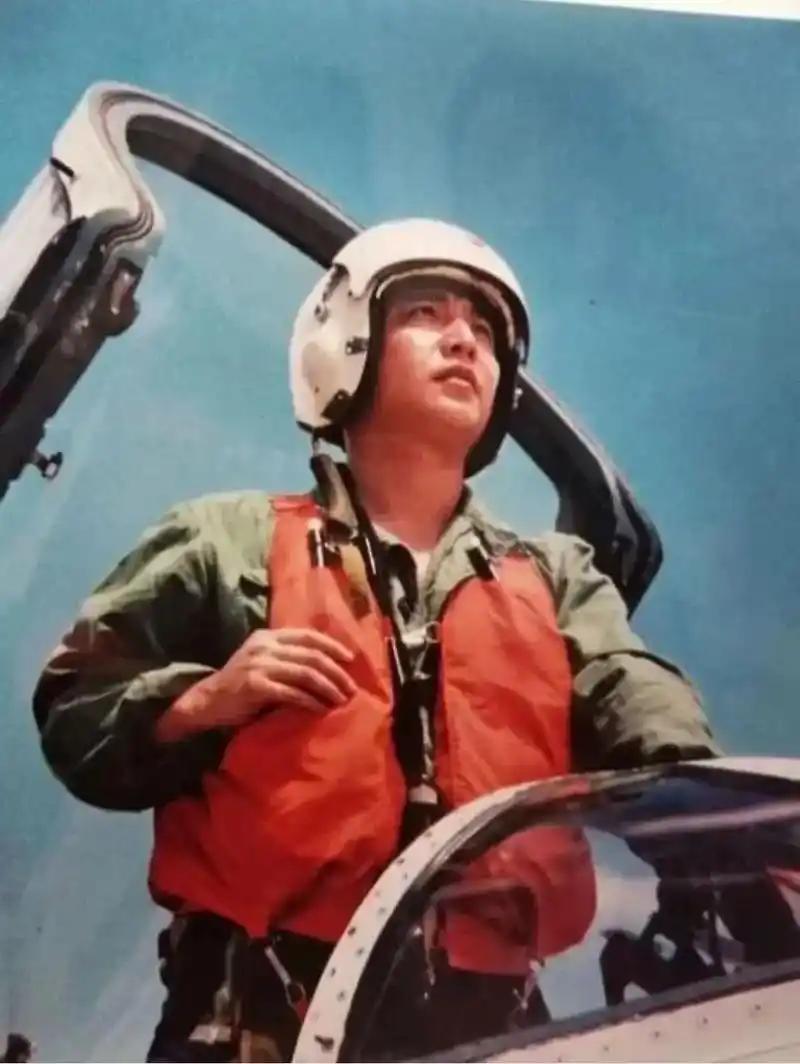 你可能没想到：这次美军坠机的海域，正是24年前王伟烈士牺牲的海域。最近，美国