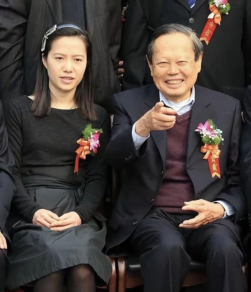 翁帆当年刚嫁给杨振宁时谈不上多漂亮，但是好清纯，颜值不输娱乐圈的女演员。可岁月不