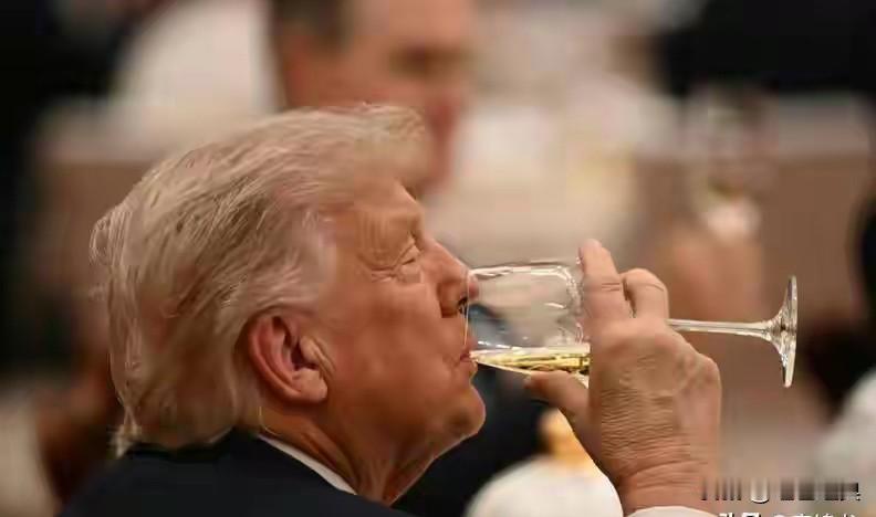 特朗普的一杯酒醉了全球！特朗普不沾酒，众所周知。但是，在中国北京的国宴上，特