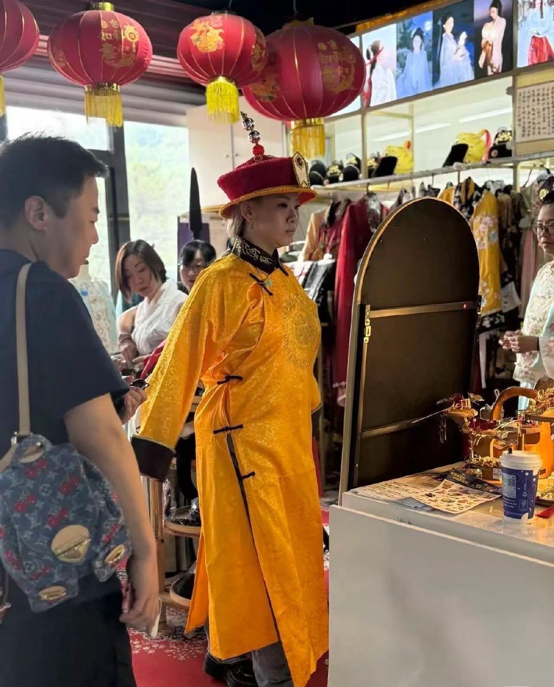 从‘败家星二代’到独立女神！郑欣宜穿龙袍游北京惊艳蜕变，肥姐在天之灵终可欣慰