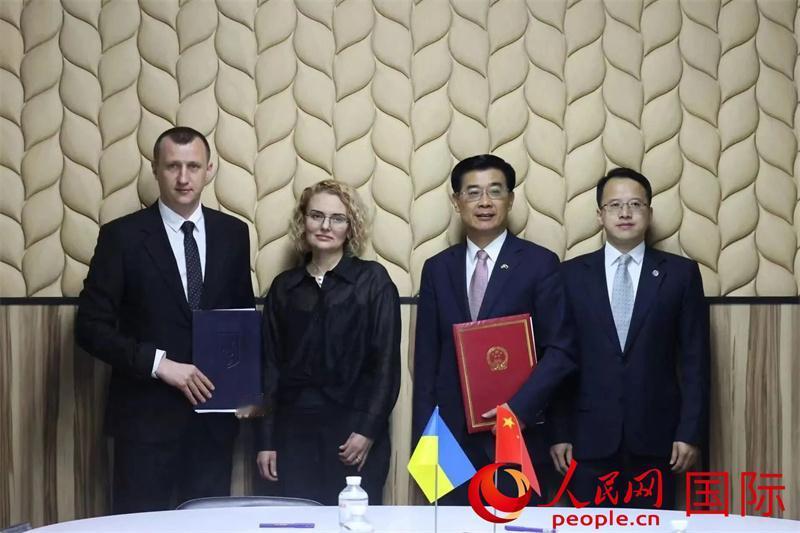 8万吨！东大和乌克兰，在4月6日签署了乌克兰小麦粉输华议定书，首批是8万吨，这是