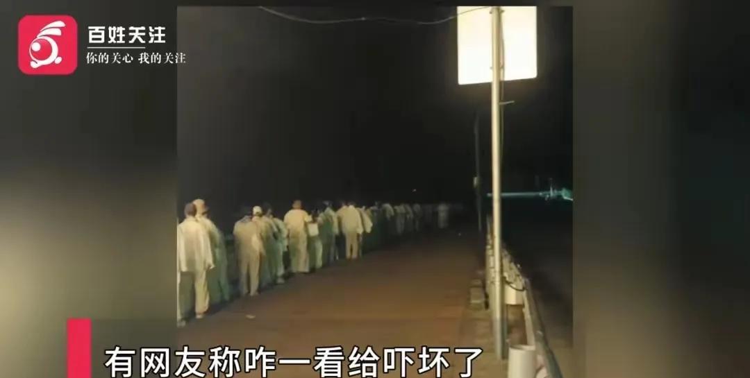 广东广州，一男子凌晨4点回家，突然，他被眼前的画面惊呆了，只见50多人，看着都6