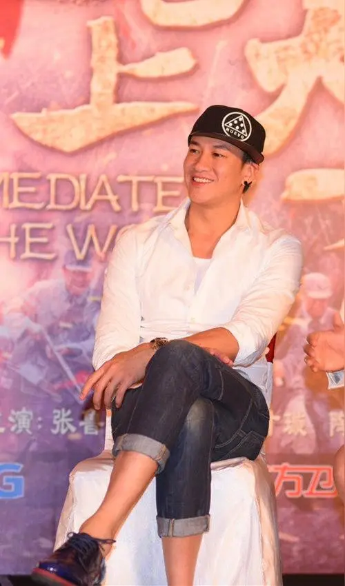 何润东对待工作认真，也很自律，饰演的古装角色都是经典的，只是有一个毛病，他是在国