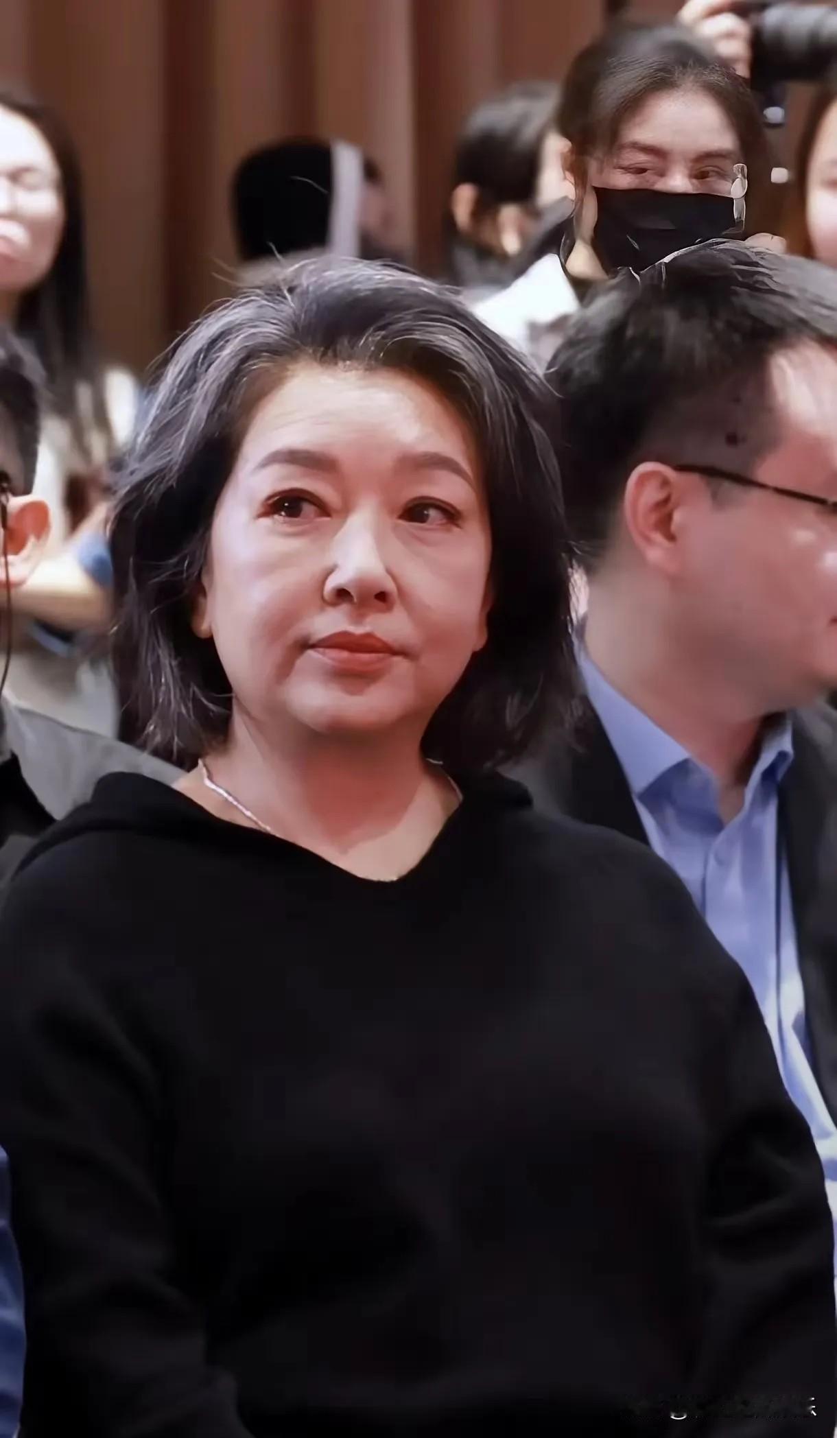 美人迟暮！江珊步入晚年也变了模样，差点认不出来，发腮又发福皮松脸垮，法令纹下垂嘴